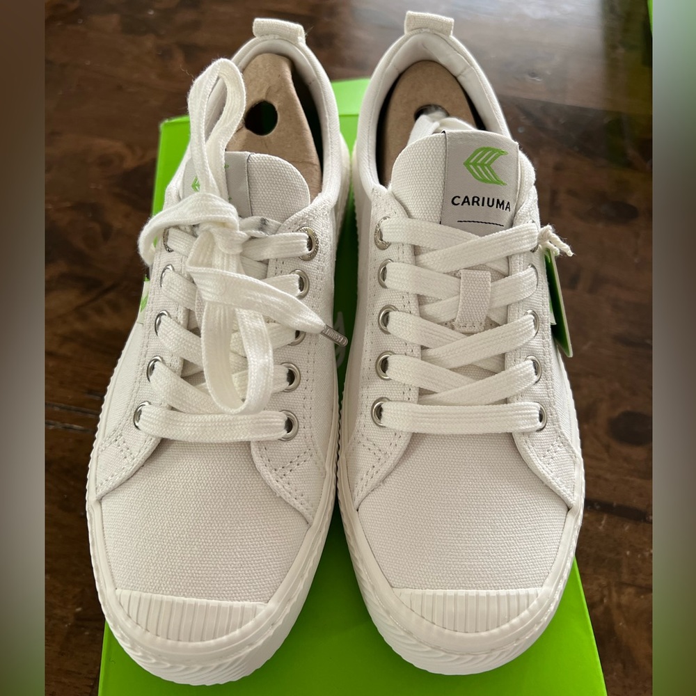 Cariuma OCA low off-white canvas sneaker